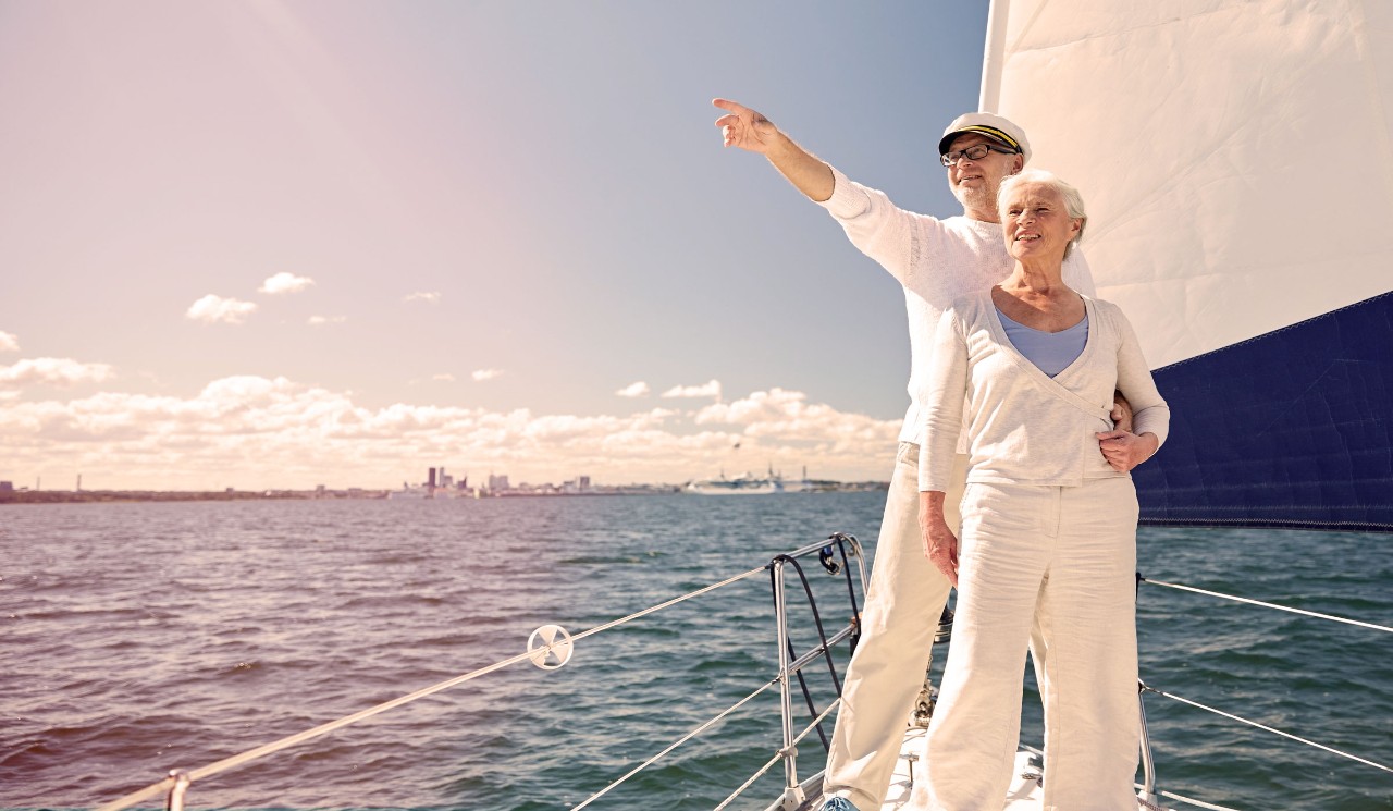 Älteres Paar auf Segelboot